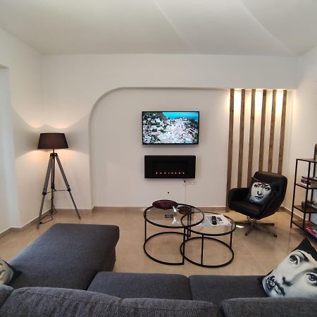 Grey Swan - Modern & Stylish Apartment With Private Parking Volos Exterior foto