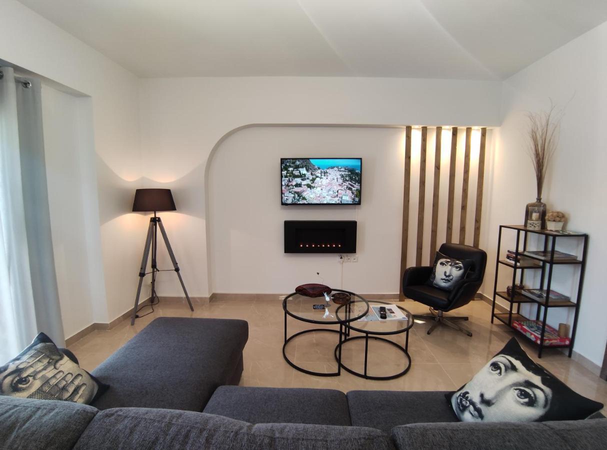 Grey Swan - Modern & Stylish Apartment With Private Parking Volos Exterior foto