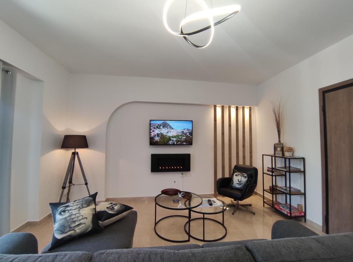 Grey Swan - Modern & Stylish Apartment With Private Parking Volos Exterior foto